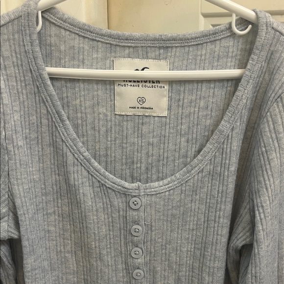 4 for $15 Perfect Condition Hollister Henley Long Sleeve - Picture 2 of 3